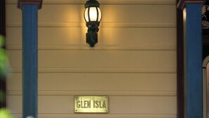 A building facade with a street sign reading "GLEN ISLA". - Historic 1885 Blue Mountains Retreat | Sleeps 12 | 6 Bdrms | Free EV Charging (Wentworth Falls)