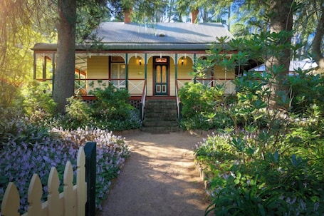Exterior. 'Glen Isla', 6bdm Historic Blue Mountains Cottage - Sleeps 12