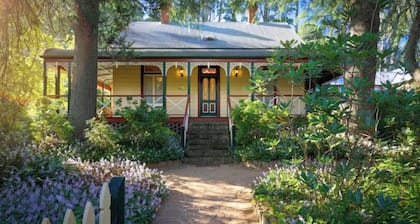 'Glen Isla', 6bdm Historic Blue Mountains Cottage - Sleeps 12