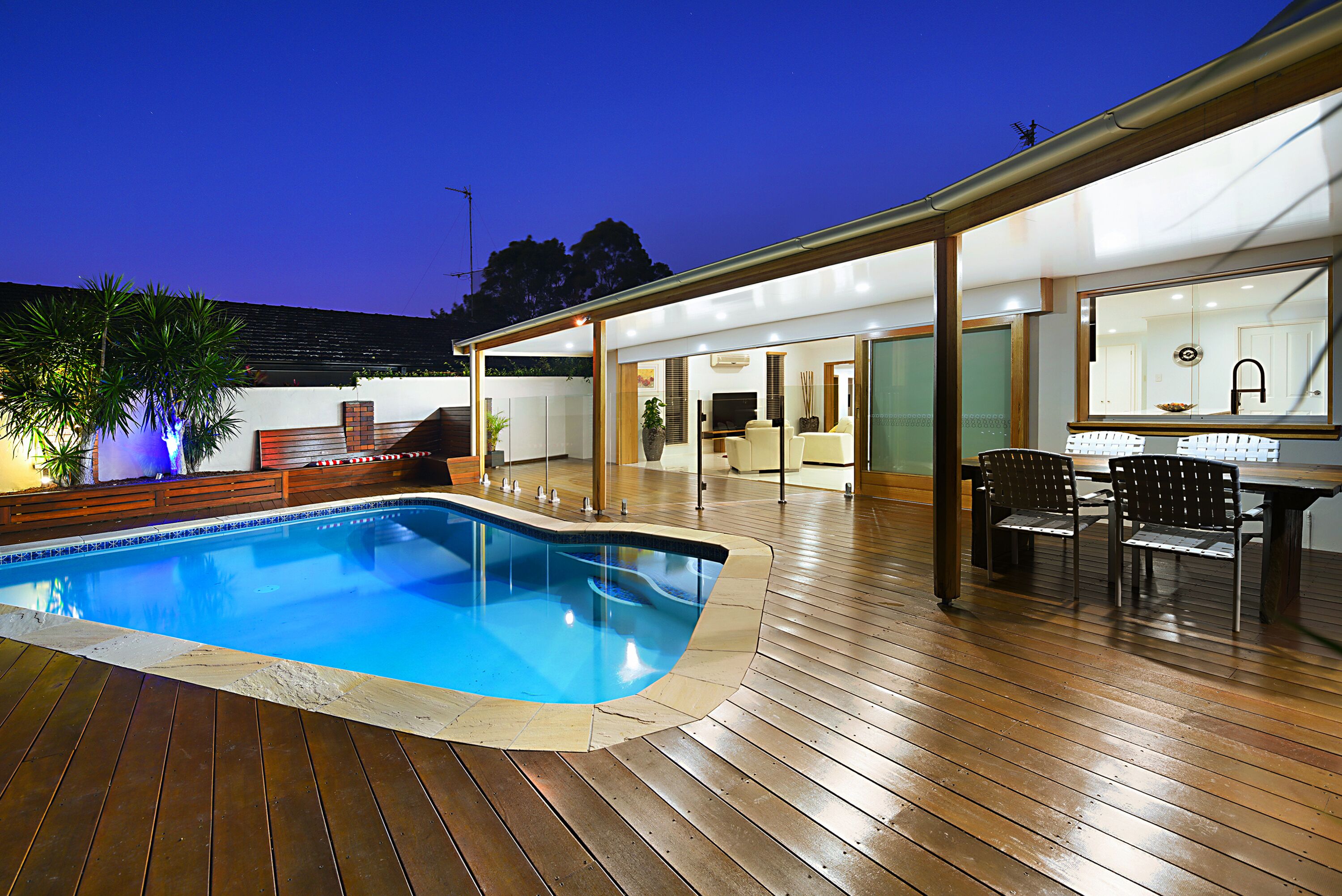 *  WATERFRONT  *  FAMILY ENTERTAINER * IN BROADBEACH WATERS