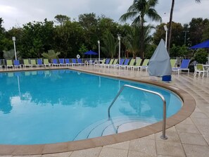 Una piscina al aire libre, una piscina climatizada