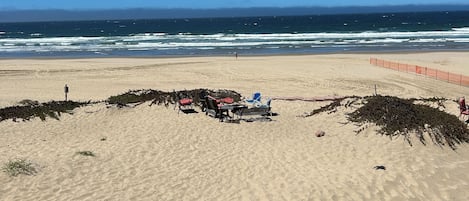 På stranden och solstolar