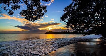 Emplacement en bord de mer avec vue sur la mer, perché sur un parc comme motif