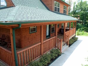 Exterior - Holley Beary Inn:  Quiet, luxury cabin. Minutes from the heart of Pigeon Forge (Pigeon Forge)