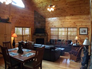 TV, fireplace, video games, DVD player - Holley Beary Inn:  Quiet, luxury cabin. Minutes from the heart of Pigeon Forge (Pigeon Forge)