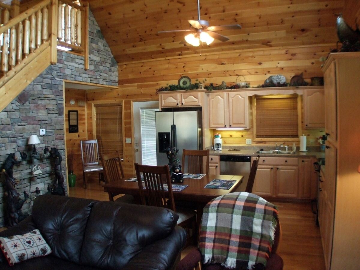 Holley Beary Inn:  Quiet, luxury cabin. Minutes from the heart of Pigeon Forge