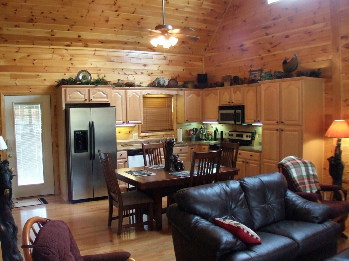 Holley Beary Inn:  Quiet, luxury cabin. Minutes from the heart of Pigeon Forge