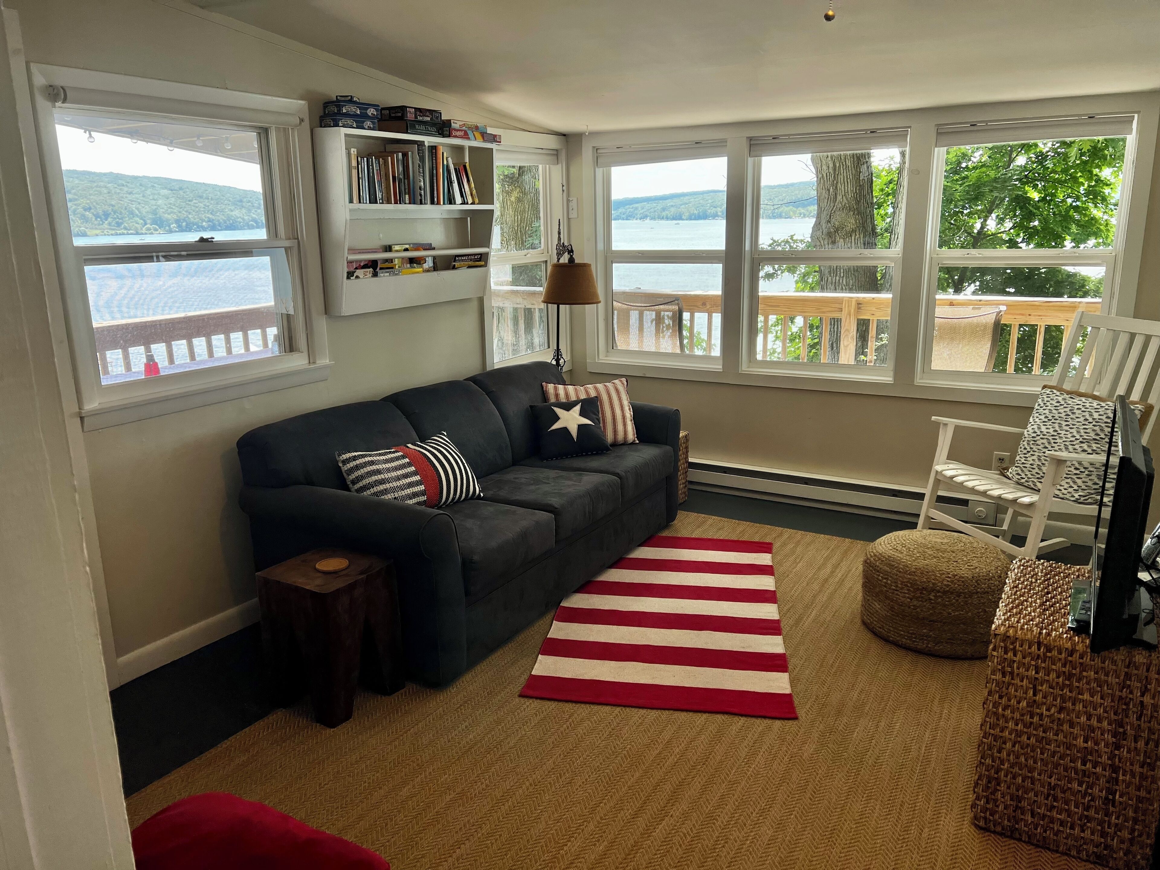 Télévision, livres, chaîne hi-fi