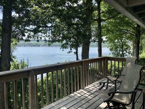 Lakeside cottage on quiet, private road. Walk to Keuka Lake State Park!