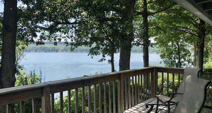 Lakeside cottage on quiet, private road. Walk to Keuka Lake State Park!
