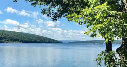 Järvenrantamökki yksityisellä kadulla Keuka Lake State Park -kadun varrella.