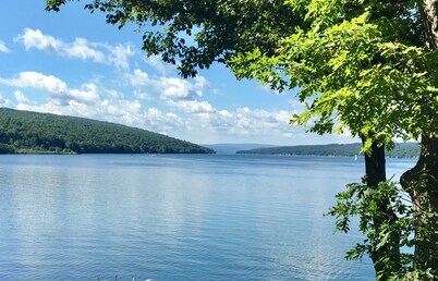 Lakeside cottage on quiet, private road. Walk to Keuka Lake State Park!