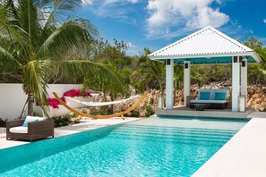 Piscine chauffée, chaises longues