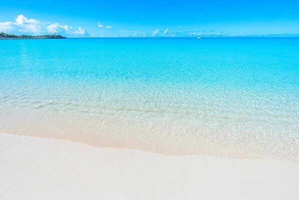 Sur la plage, chaise longue, parasol, serviettes de plage
