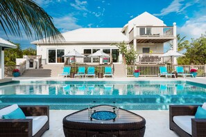 Piscine chauffée, chaises longues