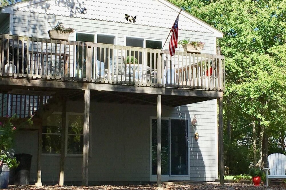 Steps away from Ningret Pond, minutes from the Ocean!!