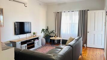 TV, DVD player, livros, aparelho de som