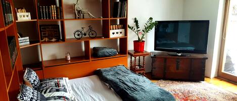 1 chambre, bureau, fer et planche Ă repasser