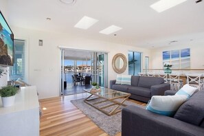 Smart TV, ping pong - Magical Water Views for the whole family (Gold Coast)