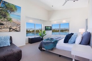 7 bedrooms, iron/ironing board, bed sheets
