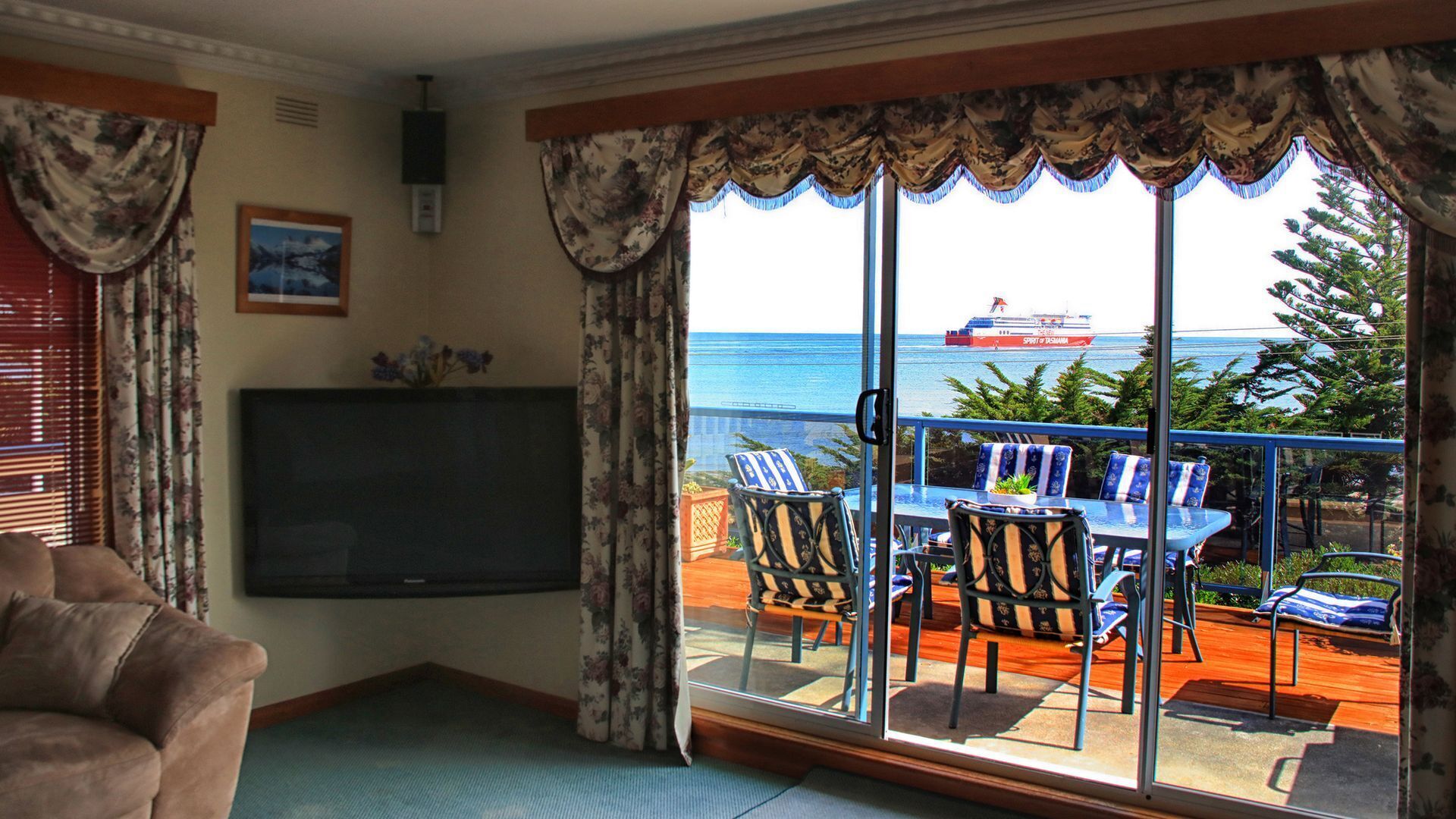 Alice Beside The Sea - 4 Bedroom Upstairs Apartment. — image 2