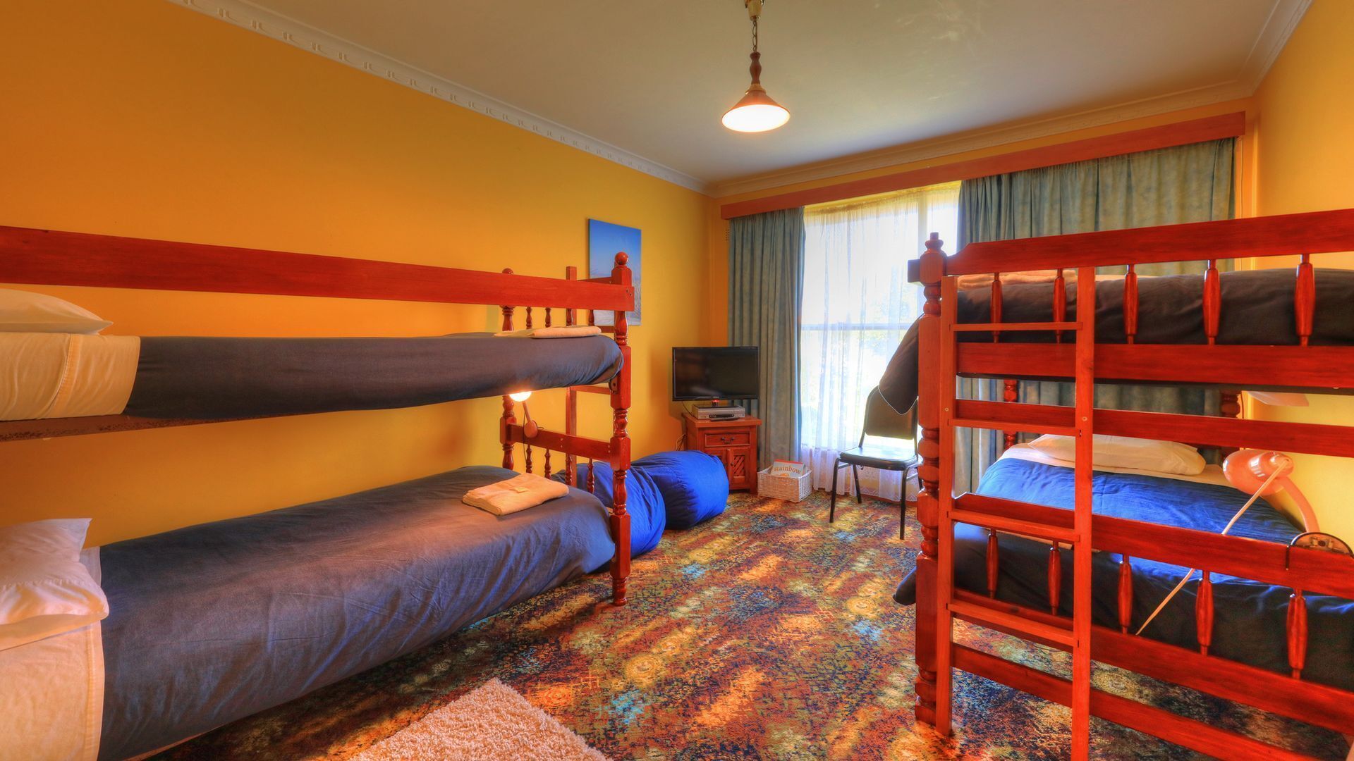 Alice Beside The Sea - 4 Bedroom Upstairs Apartment. — image 7