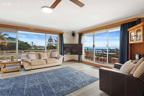 Smart-TV, DVD-Player, Bücher, Stereoanlage