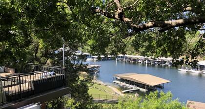 Lakewayn rantaranta, Travisin eteläosa, yksityinen laituri ja poreallas