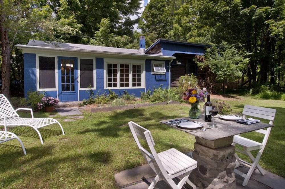NEW! Rock City Writer's Studio: Bucolic Setting, Nordic Sauna, Walk to Town!