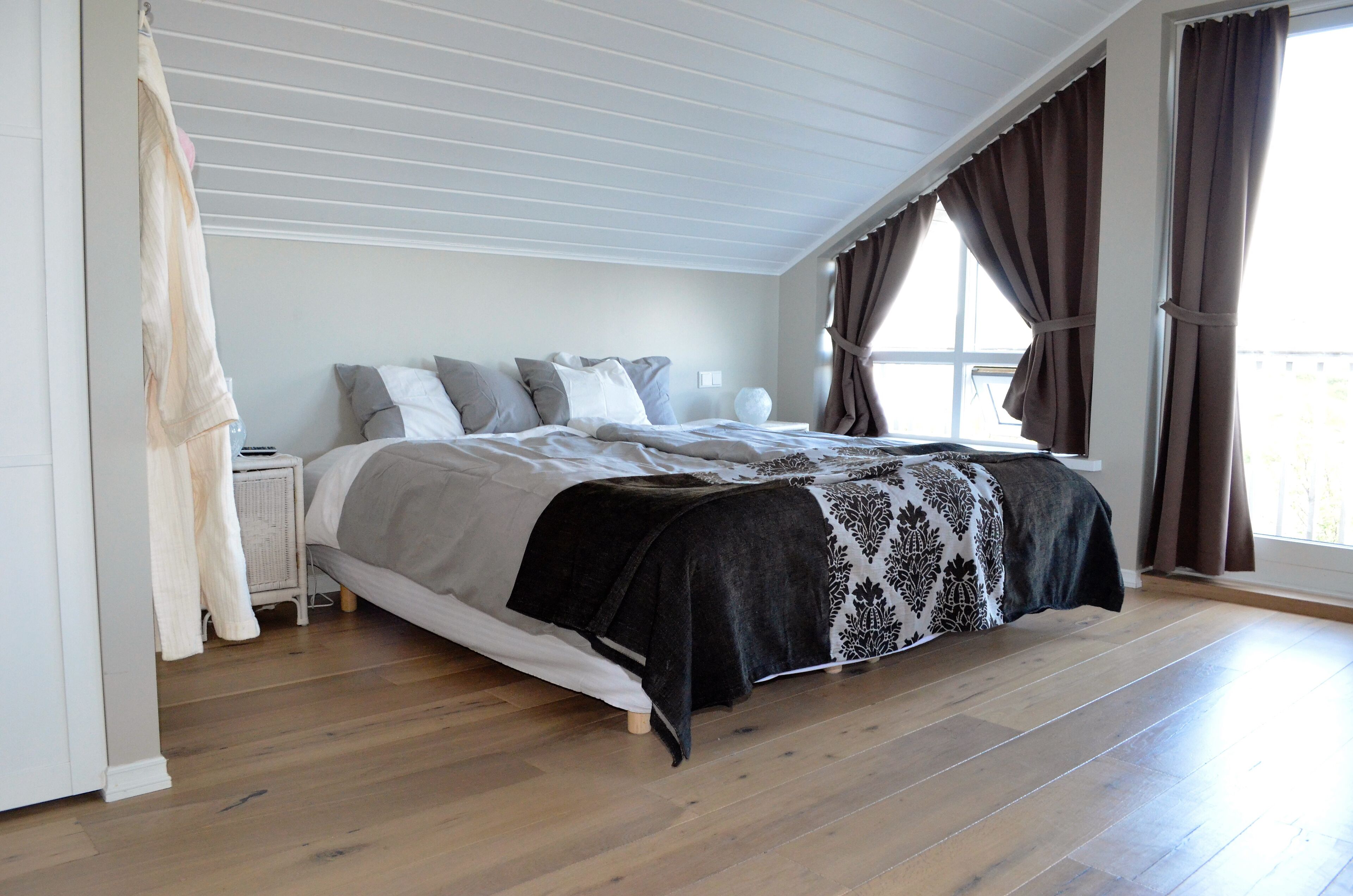 5 bedrooms, desk, iron/ironing board, free WiFi