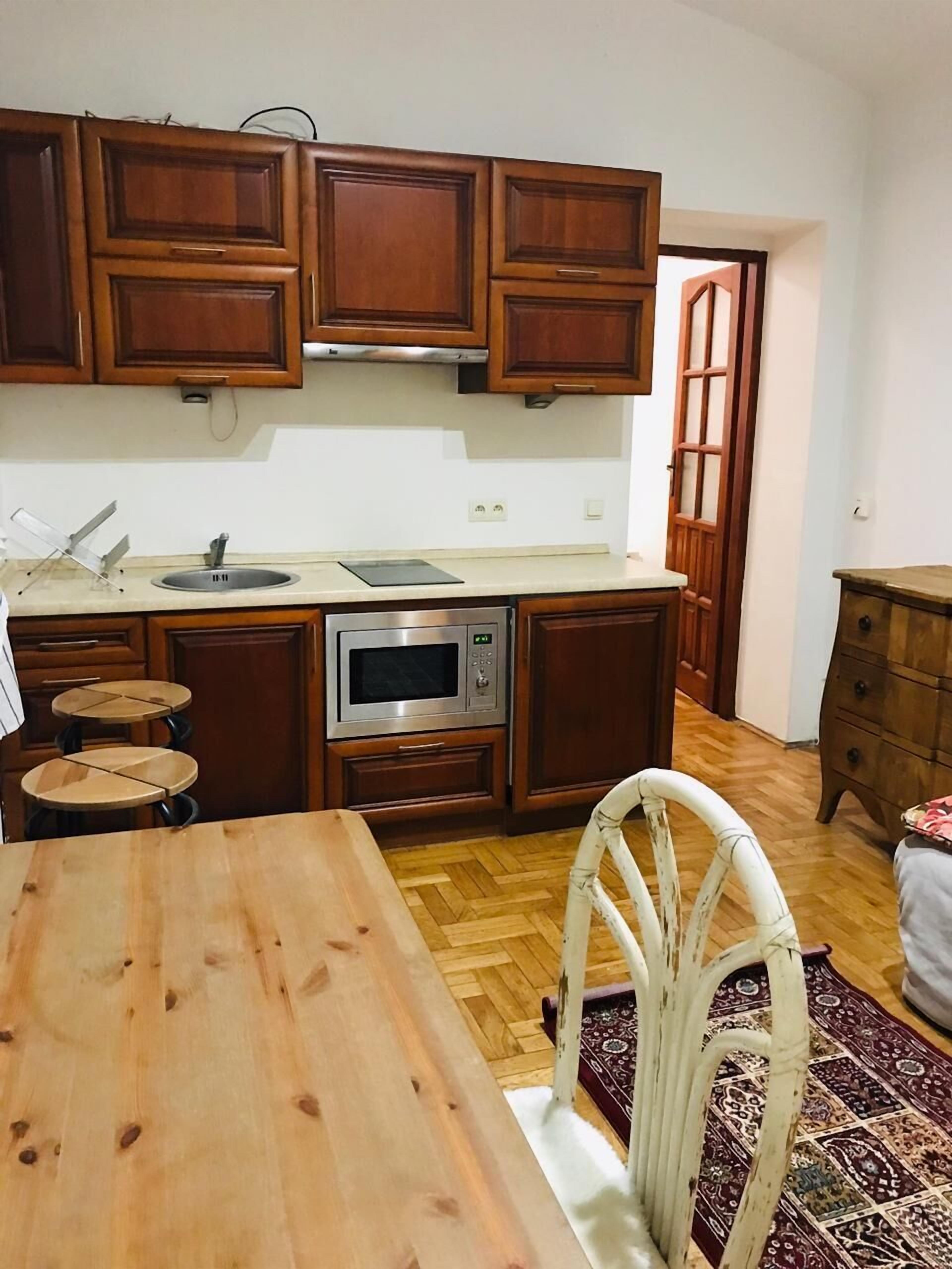 Kühlschrank, Mikrowelle, Wasserkocher, Kochgeschirr/Geschirr/Besteck