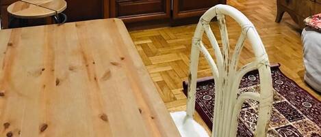 Kühlschrank, Mikrowelle, Wasserkocher, Kochgeschirr/Geschirr/Besteck