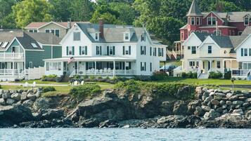 Una zona residencial costera con casas de techos a dos aguas y porches delanteros.