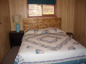 2 makuuhuonetta, memory foam -patjalliset sängyt, vauvan matkasänky