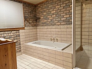 Bathtub, towels