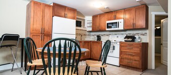 ArtsyCentral 4King BR Home w/AC, Hot Tub, Fenced yd