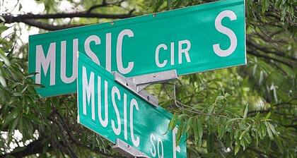 Music Row condo - NASHVEGAS! Guitar Swimming Pool.  Cool-Comfortable-Modern!