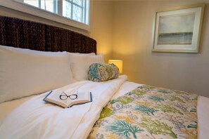 3 bedrooms, iron/ironing board, internet - Private Home w/Game Room, Fireplace  and  Parking (Newport)