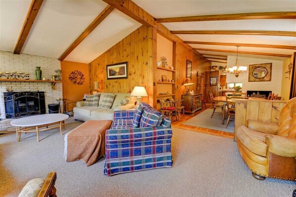 TV, fireplace, DVD player, books - Location! Walk to Cranmore and Town! (Conway)