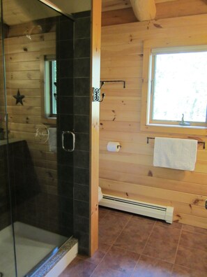 Combined shower/bathtub, hair dryer, towels, toilet paper - Beautiful Log Home in Suissevale on Lake Winnipesaukee with Beach Access (Moultonborough)