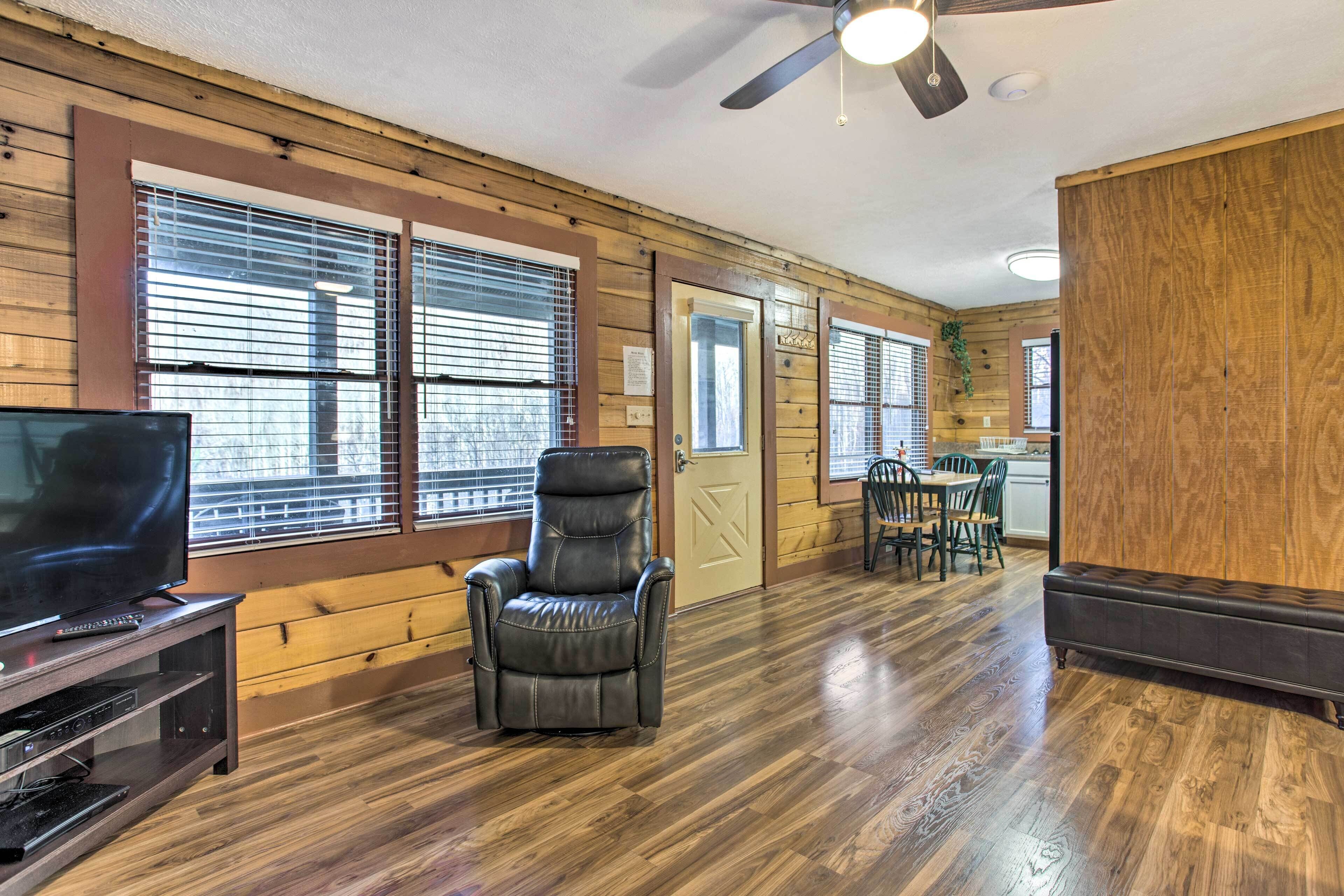 'Turkey Creek Cove' Cabin in Clyde w/ Gas Grill!