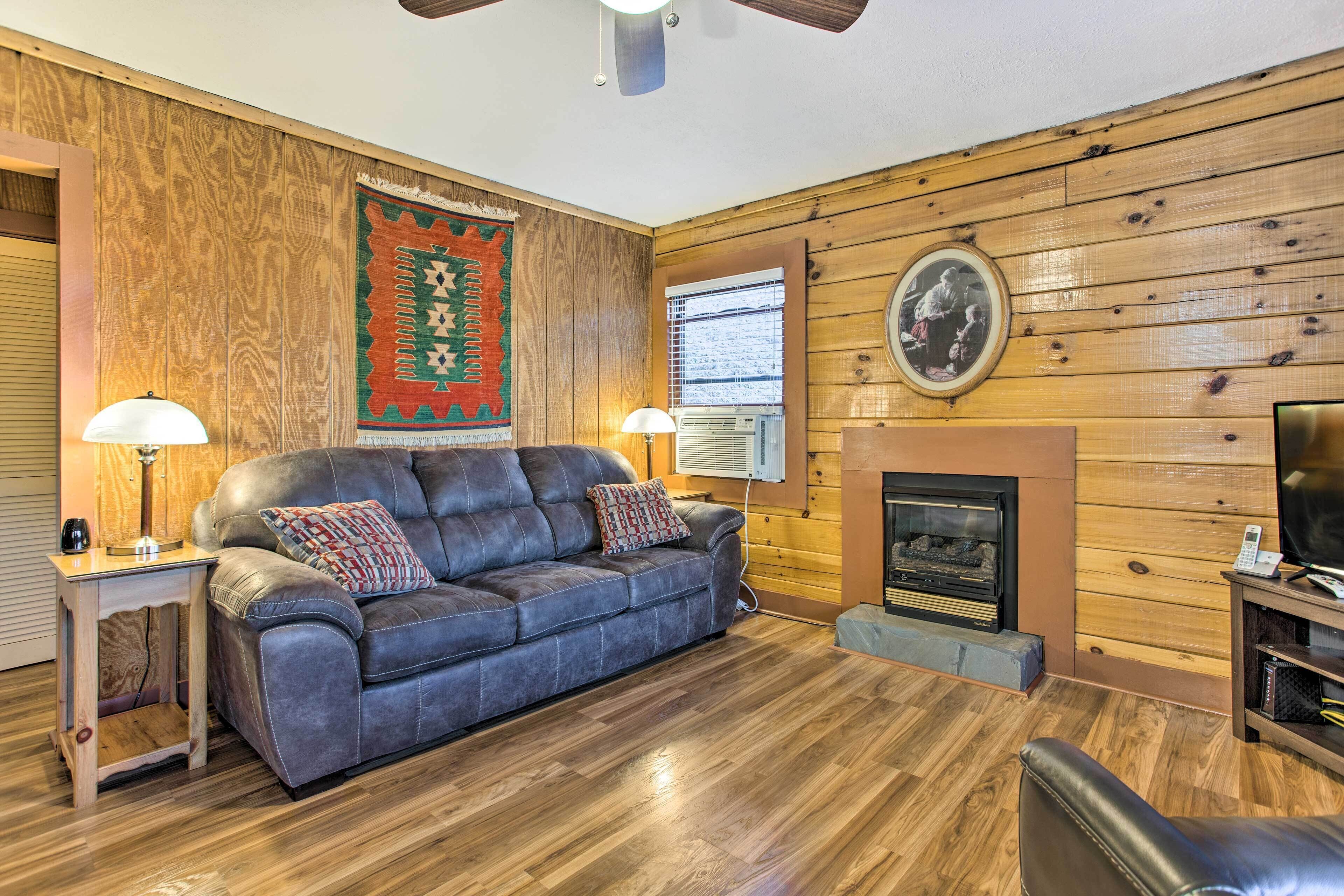 'Turkey Creek Cove' Cabin in Clyde w/ Gas Grill!