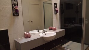 Baignoire, baignoire à jets, sèche-cheveux, savon
