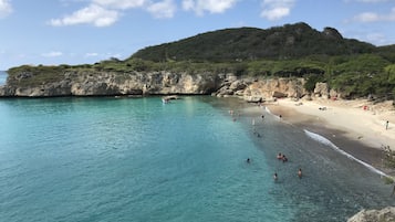 Espreguiçadeiras, toalhas de praia 