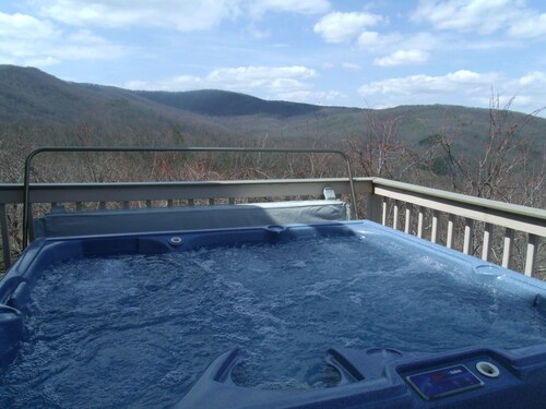 Family-friendly Victorian Chalet, 3 Levels With Hot Tub & Pool Table 