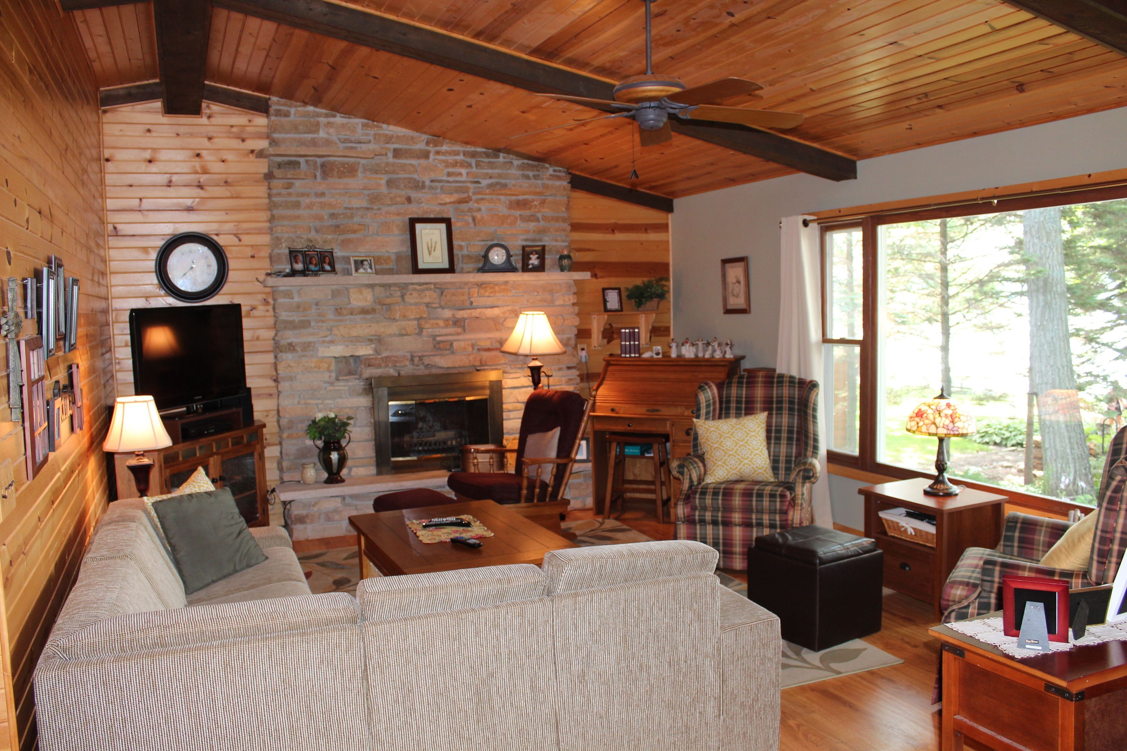 Stunning Home on Little Green Lake for Family Fun!