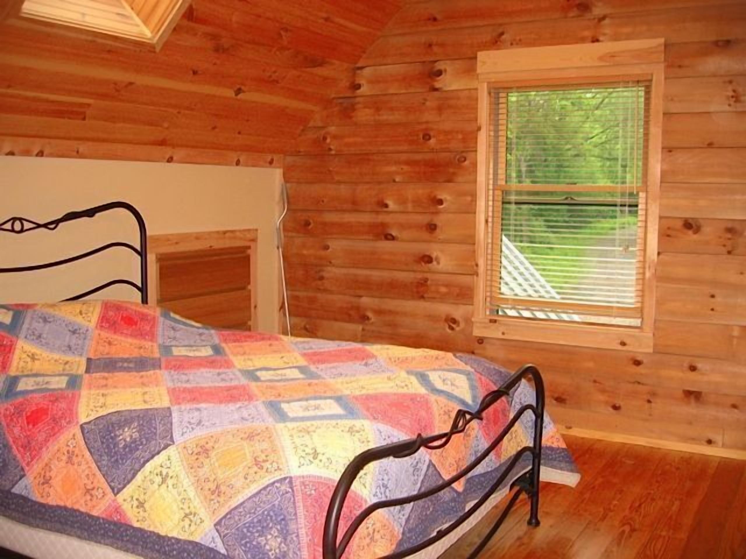 Abbeywood Cabin ----- Luxury on the lake