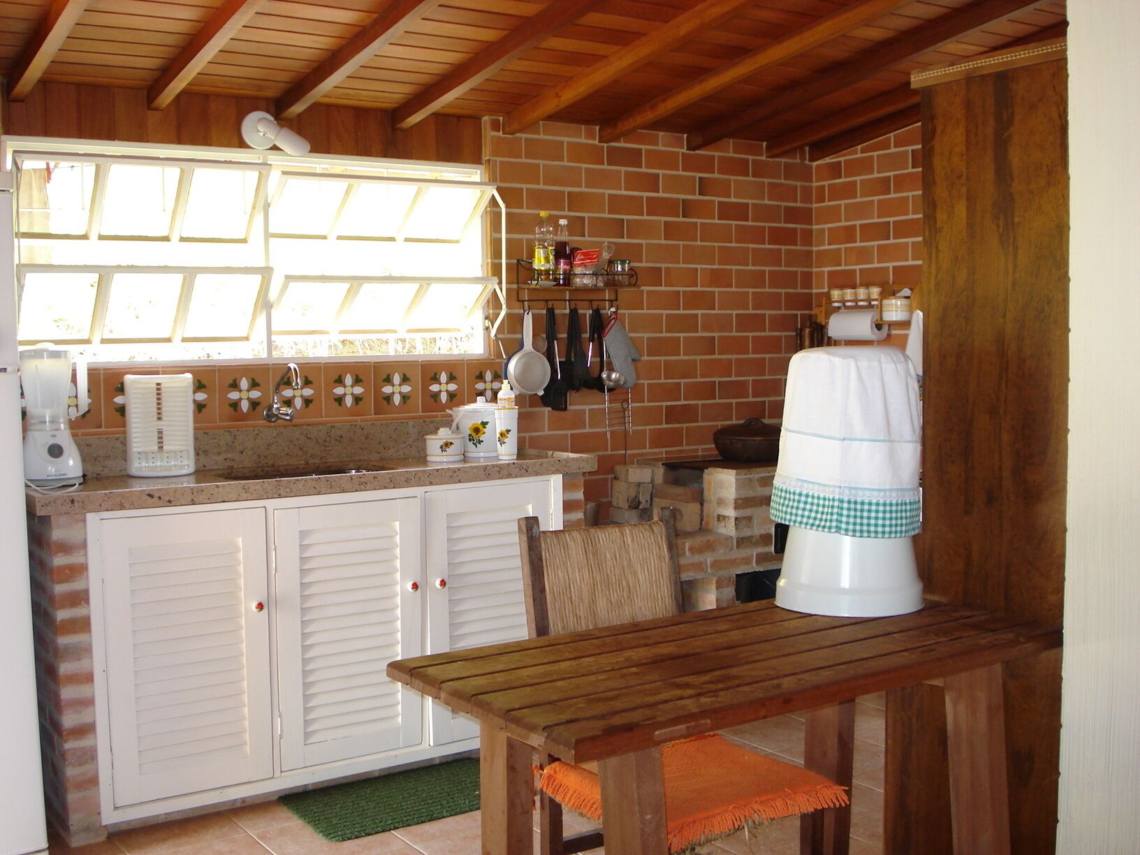 Chalet in the mountains, 3 suites, pool, beautiful view, great weather and farm environment