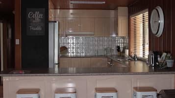 Frigorífico, microondas, horno y placa de cocina