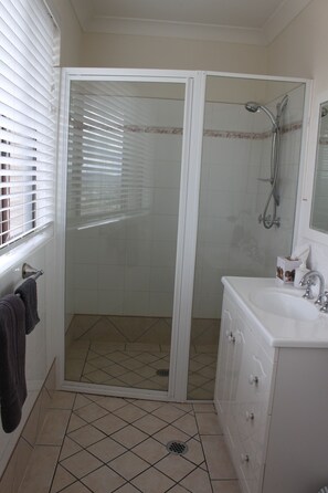 Combined shower/tub, hair dryer, towels, soap